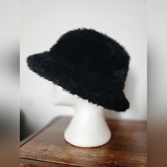 Faux fur bucket hat - Picture 6 of 7
